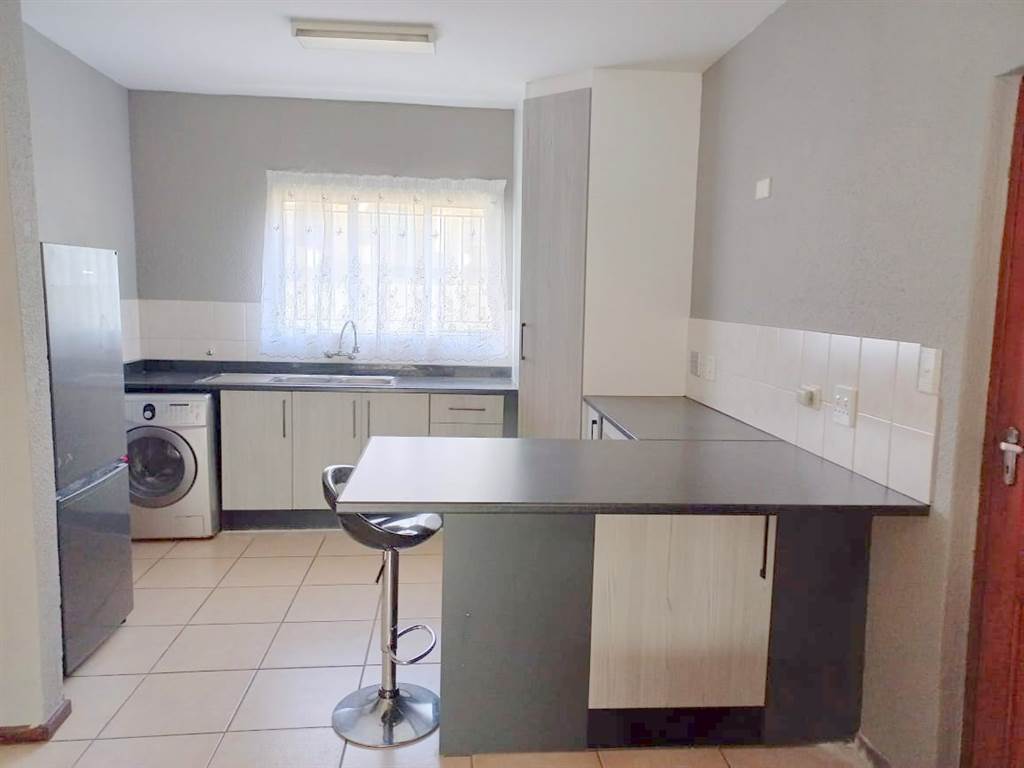 3 Bed Apartment in Roodepoort Central photo number 8