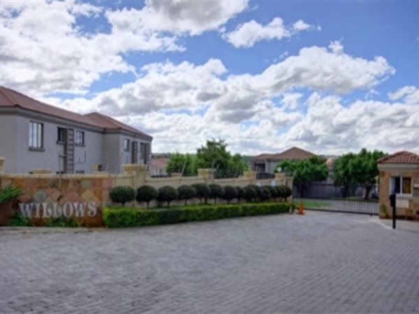 3 Bed Apartment in Roodepoort Central