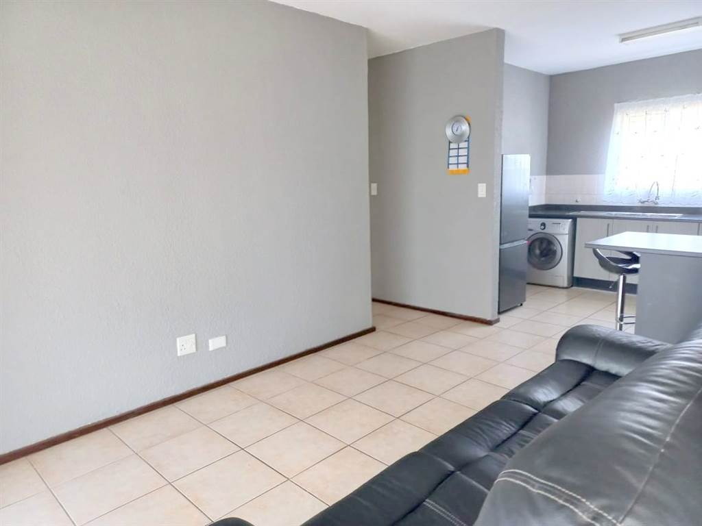 3 Bed Apartment in Roodepoort Central photo number 7