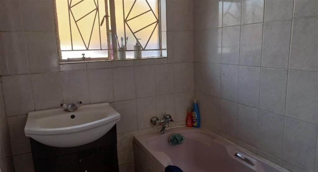 3 Bed House in Sebokeng Zone 14 photo number 13
