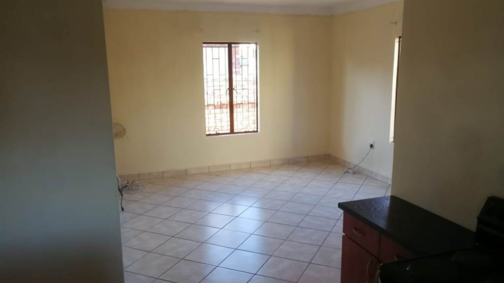 3 Bed House in Krugersrus photo number 3