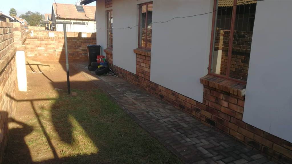 3 Bed House in Krugersrus photo number 16
