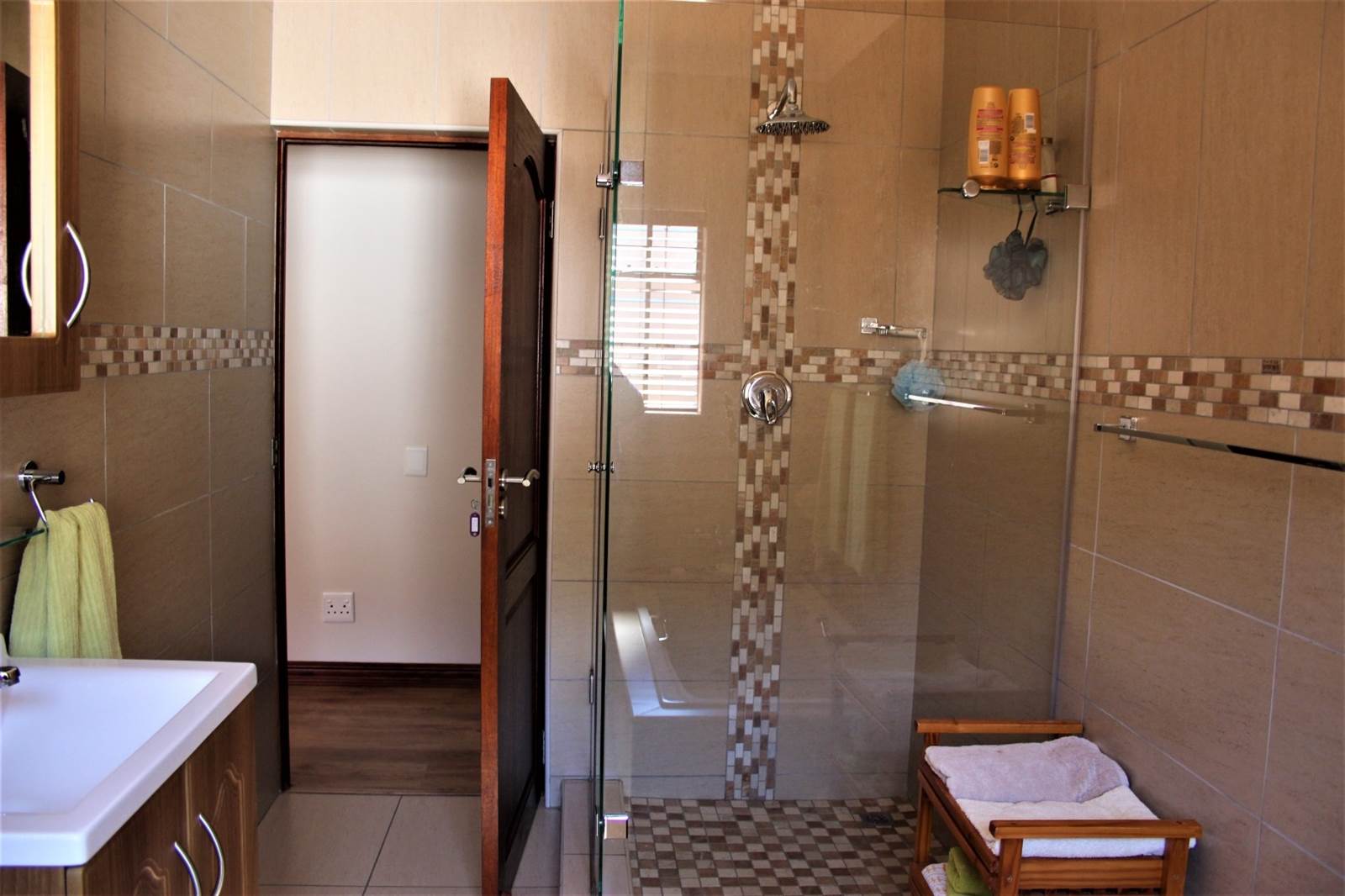 3 Bed House in Kungwini Country Estate photo number 16