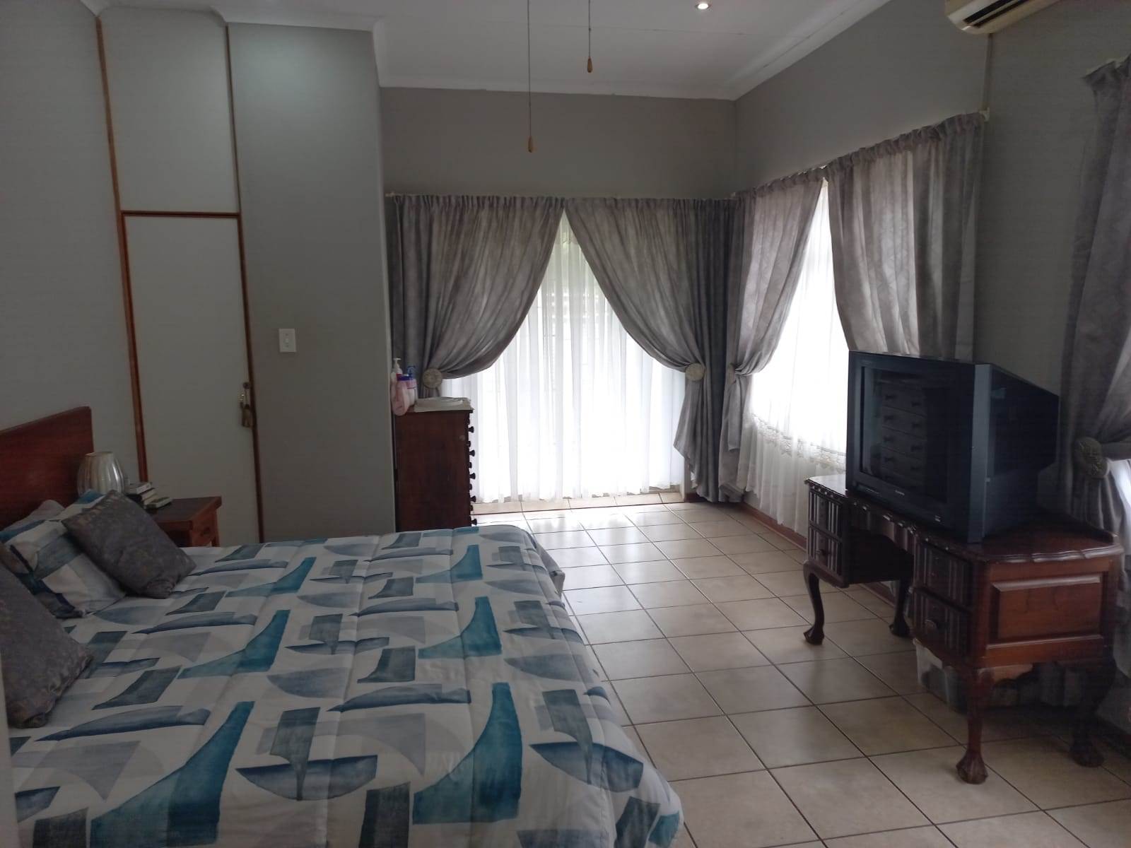 6 Bed House in Louis Trichardt photo number 11