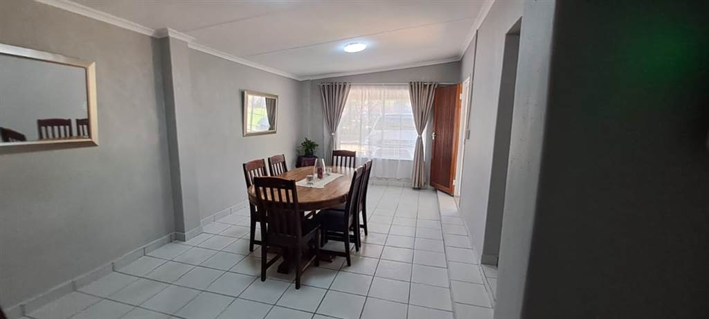 6 Bed House in Louis Trichardt photo number 5