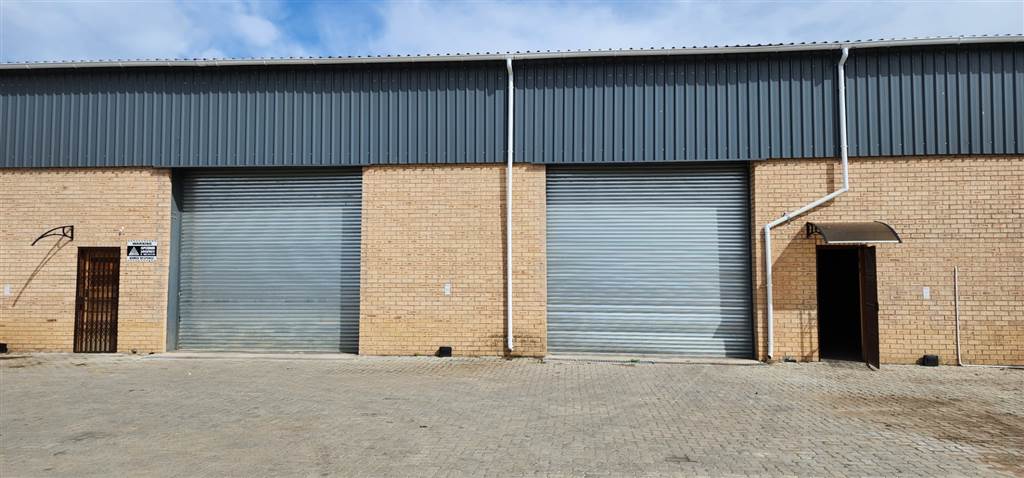 300  m² Commercial space in King Williams Town photo number 2