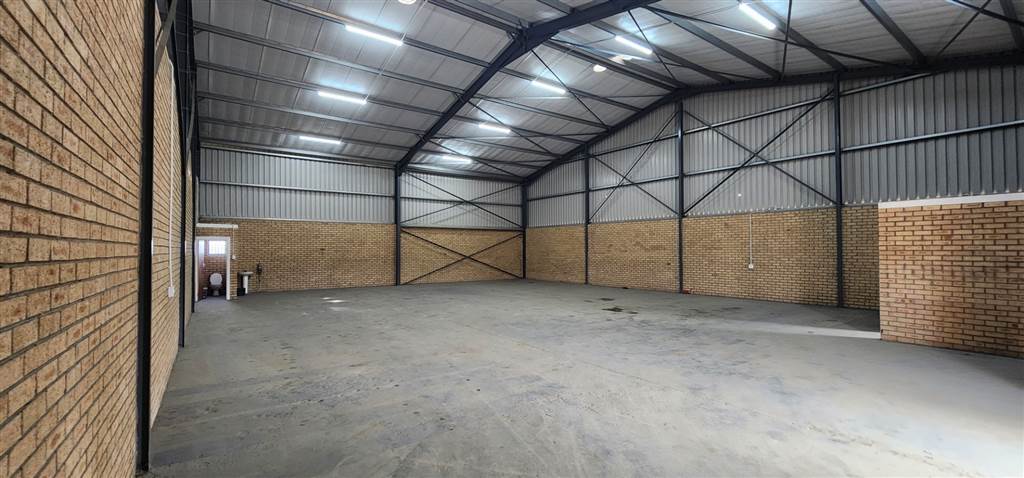 300  m² Commercial space in King Williams Town photo number 3