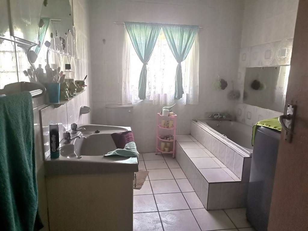 3 Bed House in Brakpan Central photo number 10