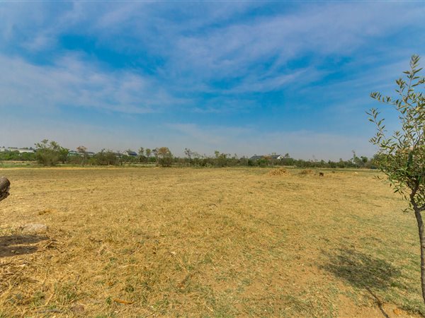 925 m² Land