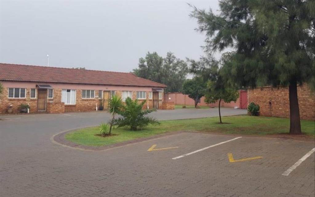2 Bed Simplex in Vaalpark photo number 2