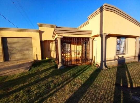 3 Bed House in Kroonstad photo number 2