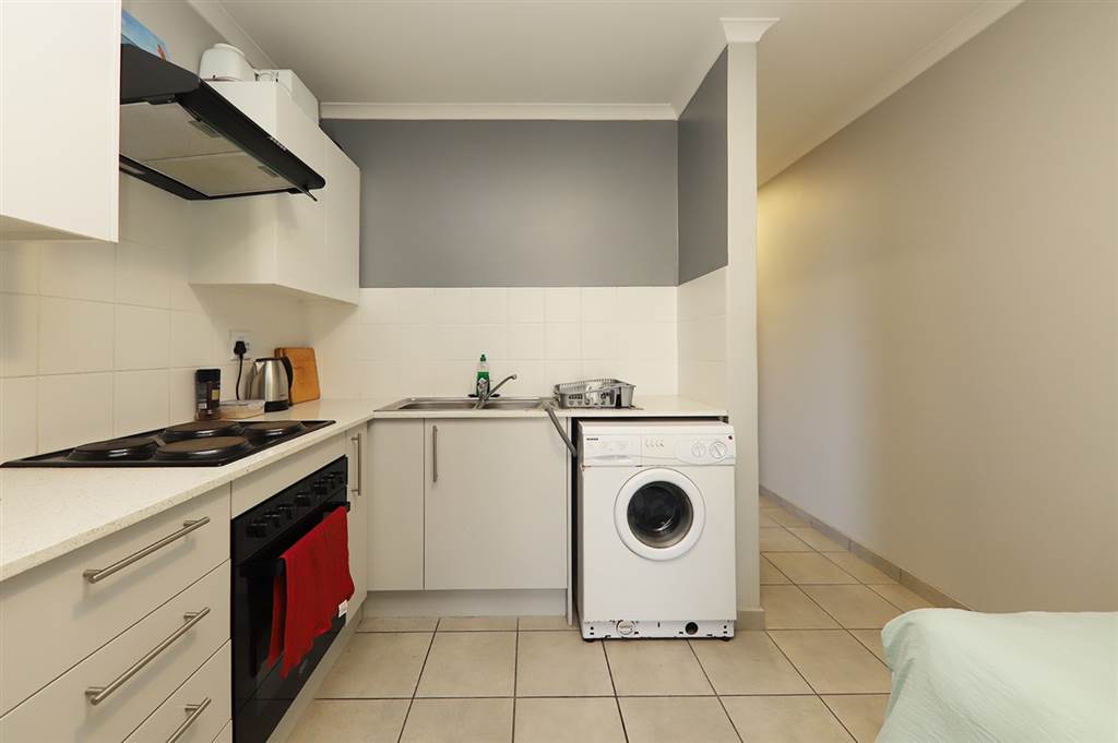 1 Bed Apartment in Parklands photo number 5