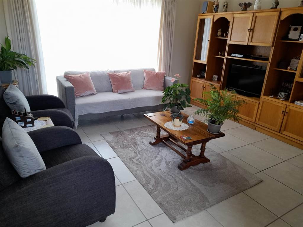 2 Bed House in Groenkloof Retirement Village photo number 3