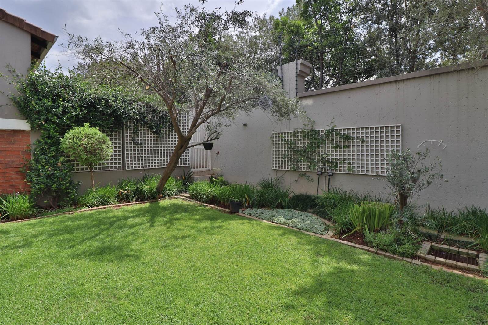2 Bed Townhouse in Bryanston photo number 27