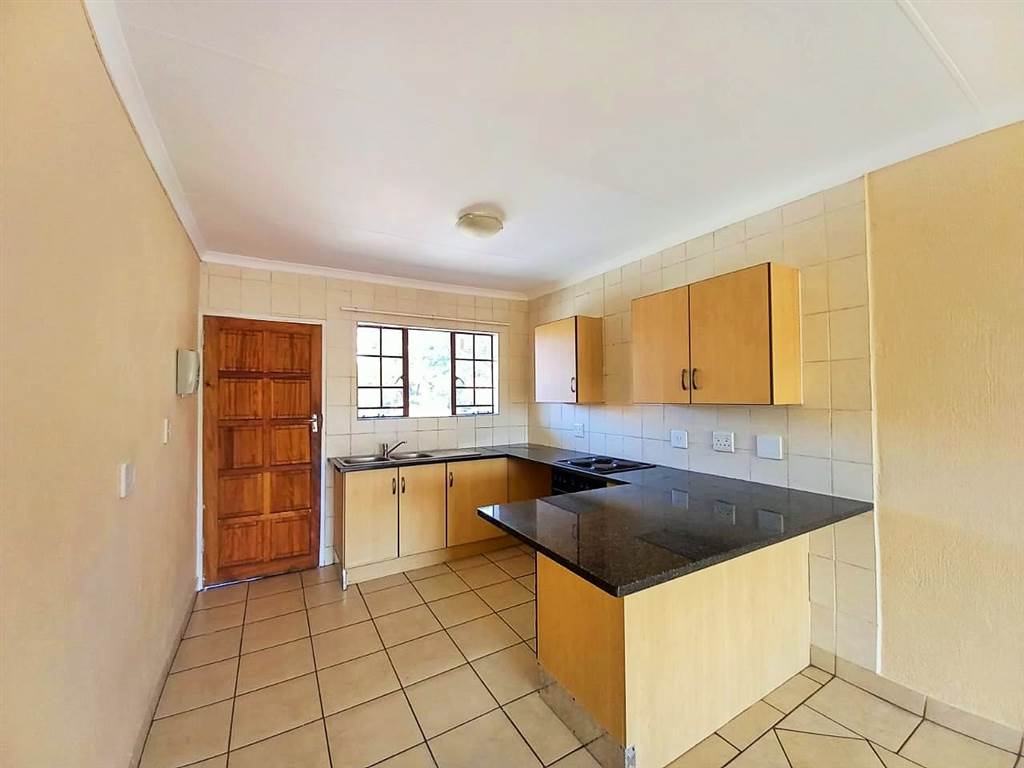 2 Bed Apartment in Pretoria North photo number 3