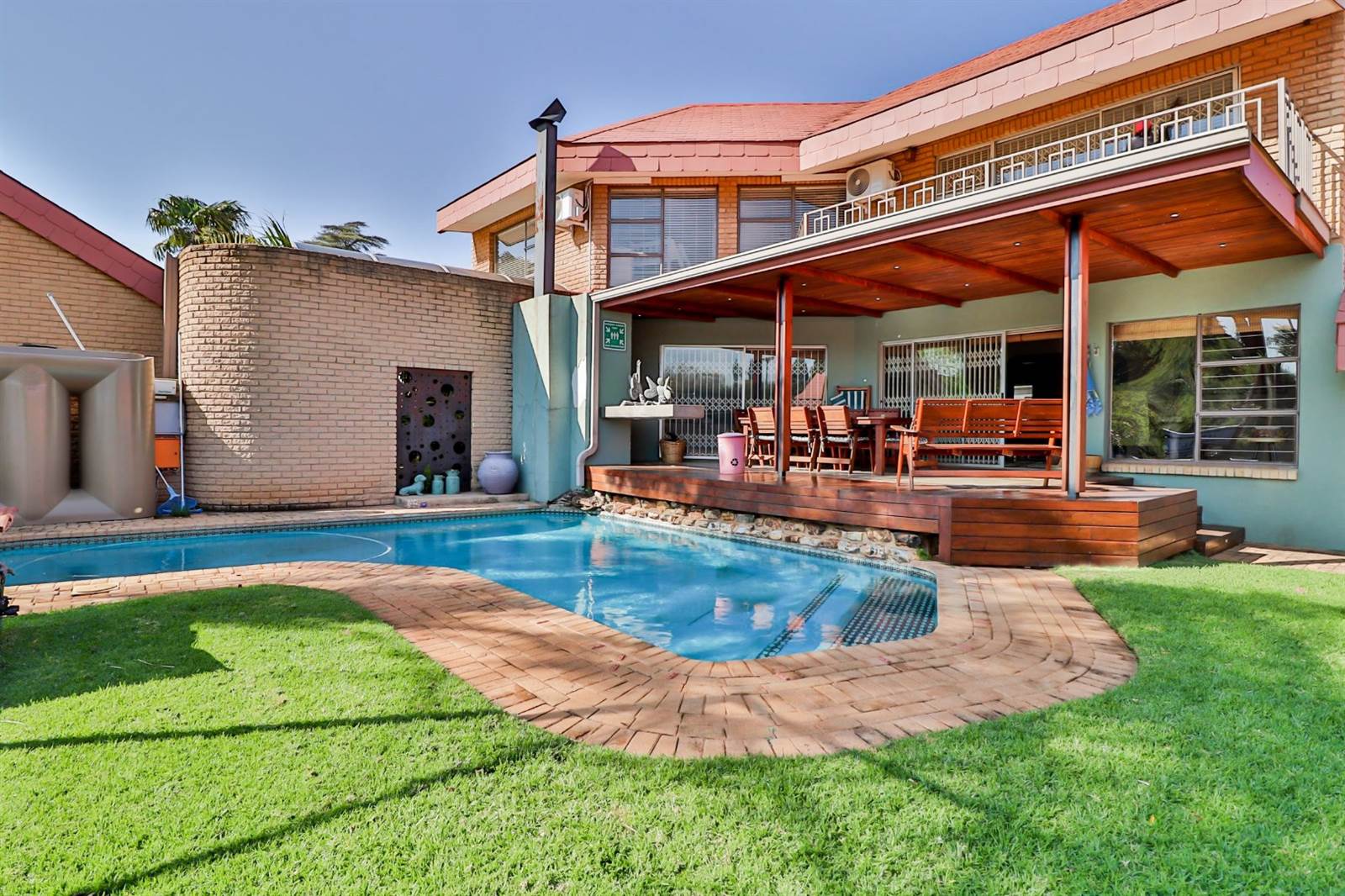 6 Bed House in Wilkoppies photo number 1