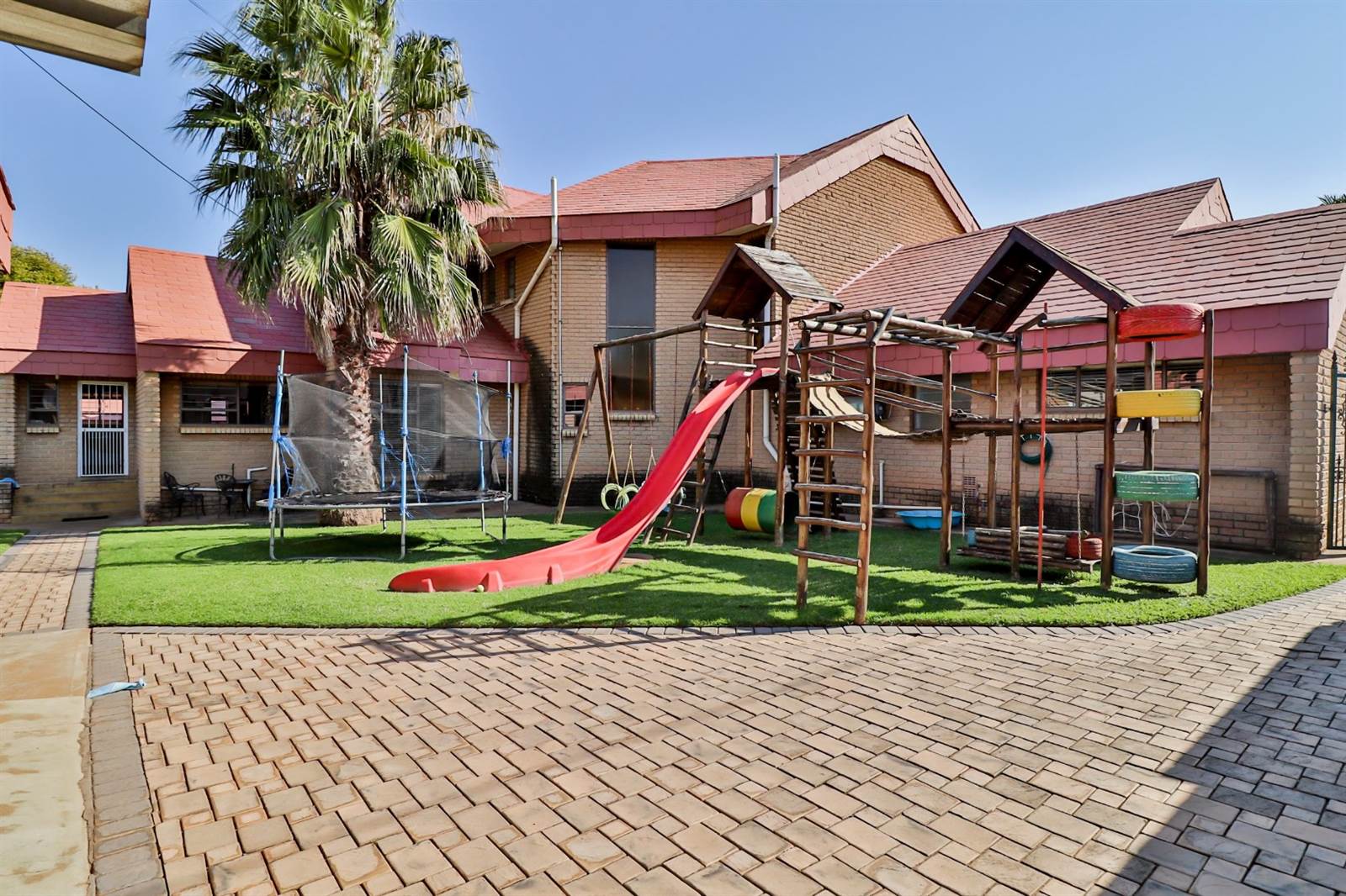6 Bed House in Wilkoppies photo number 3