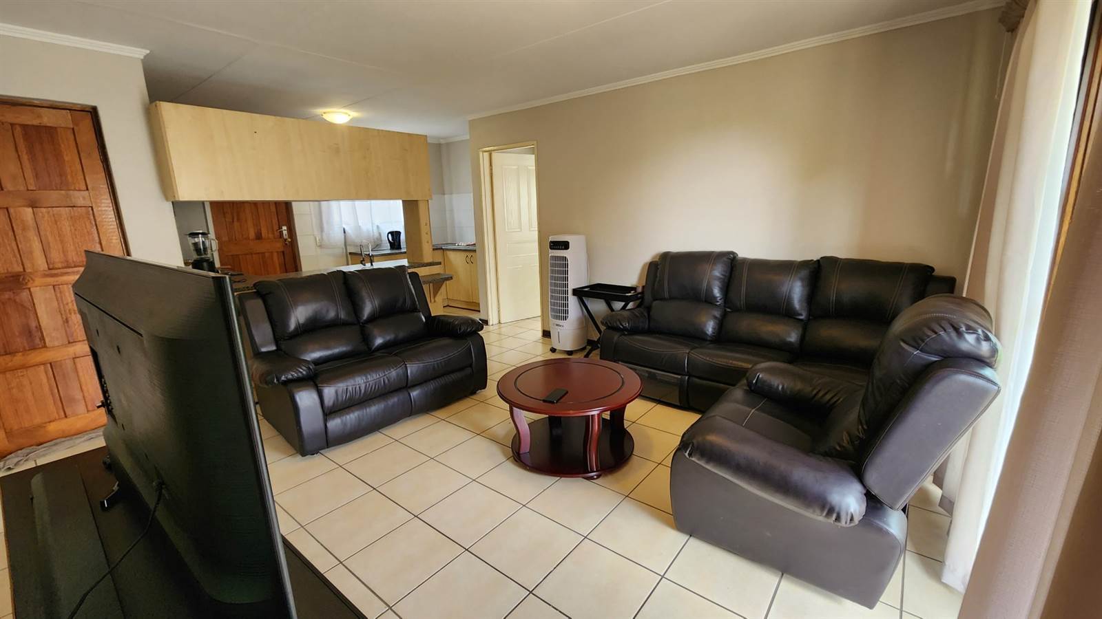 2 Bed Townhouse in Langenhoven Park photo number 3