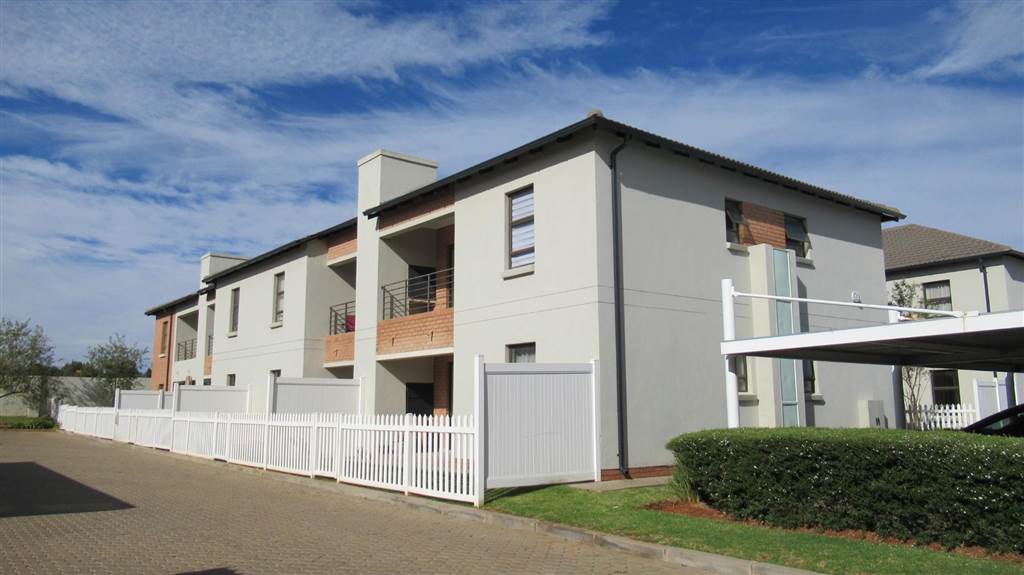 2 Bed Townhouse in Johannesburg Central photo number 1