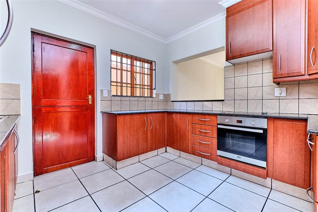 2 Bed House in Douglasdale photo number 4
