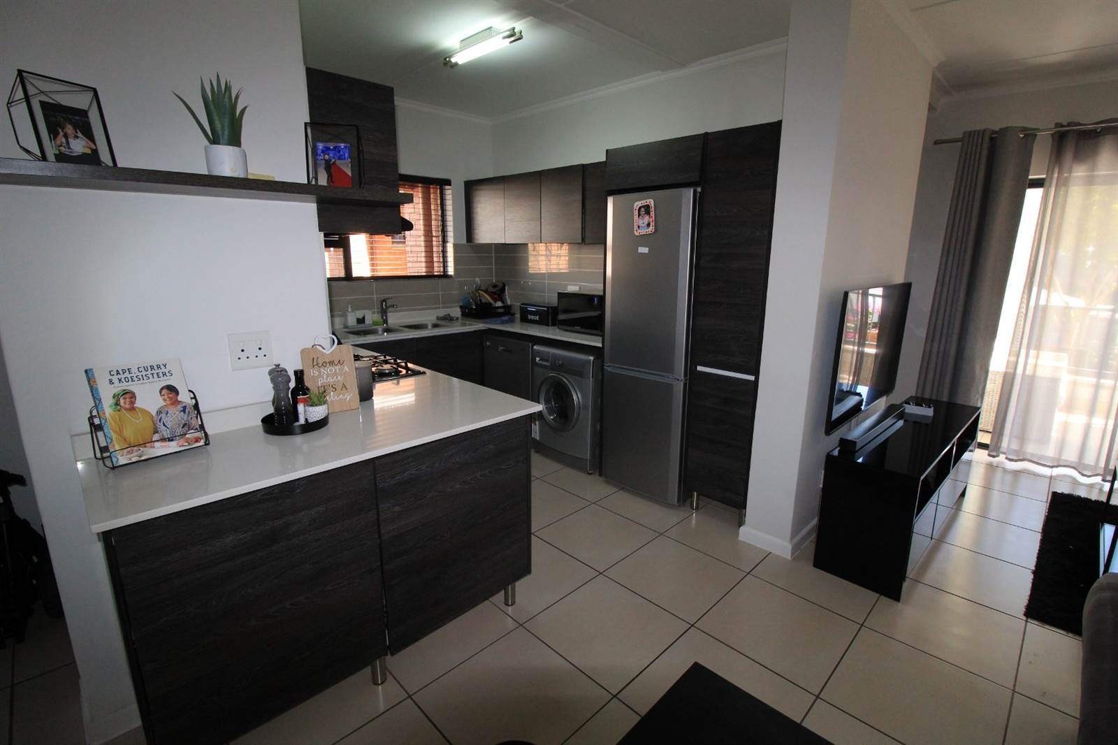 3 Bed Apartment in Olivedale photo number 6