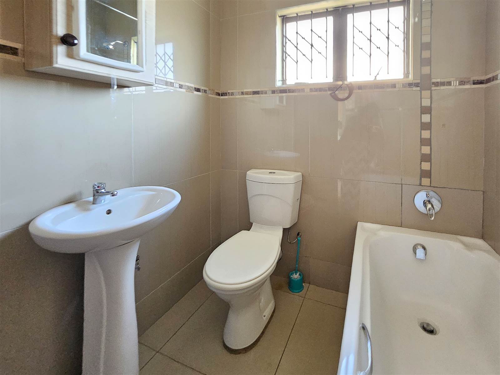 3 Bed Apartment in Winklespruit photo number 17