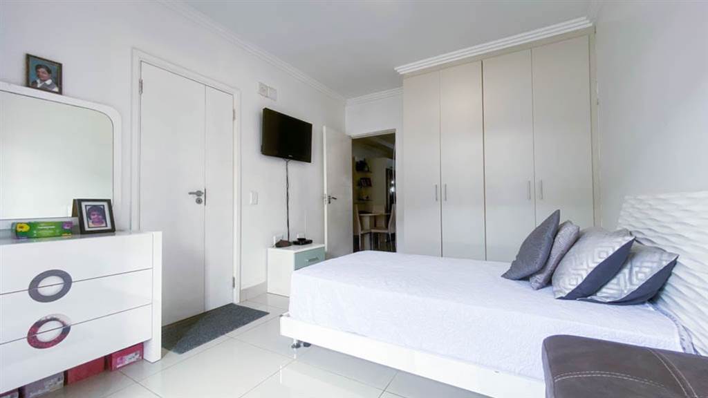 1 Bed Apartment in Umhlanga Ridge photo number 12