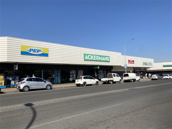 1 215  m² Retail Space