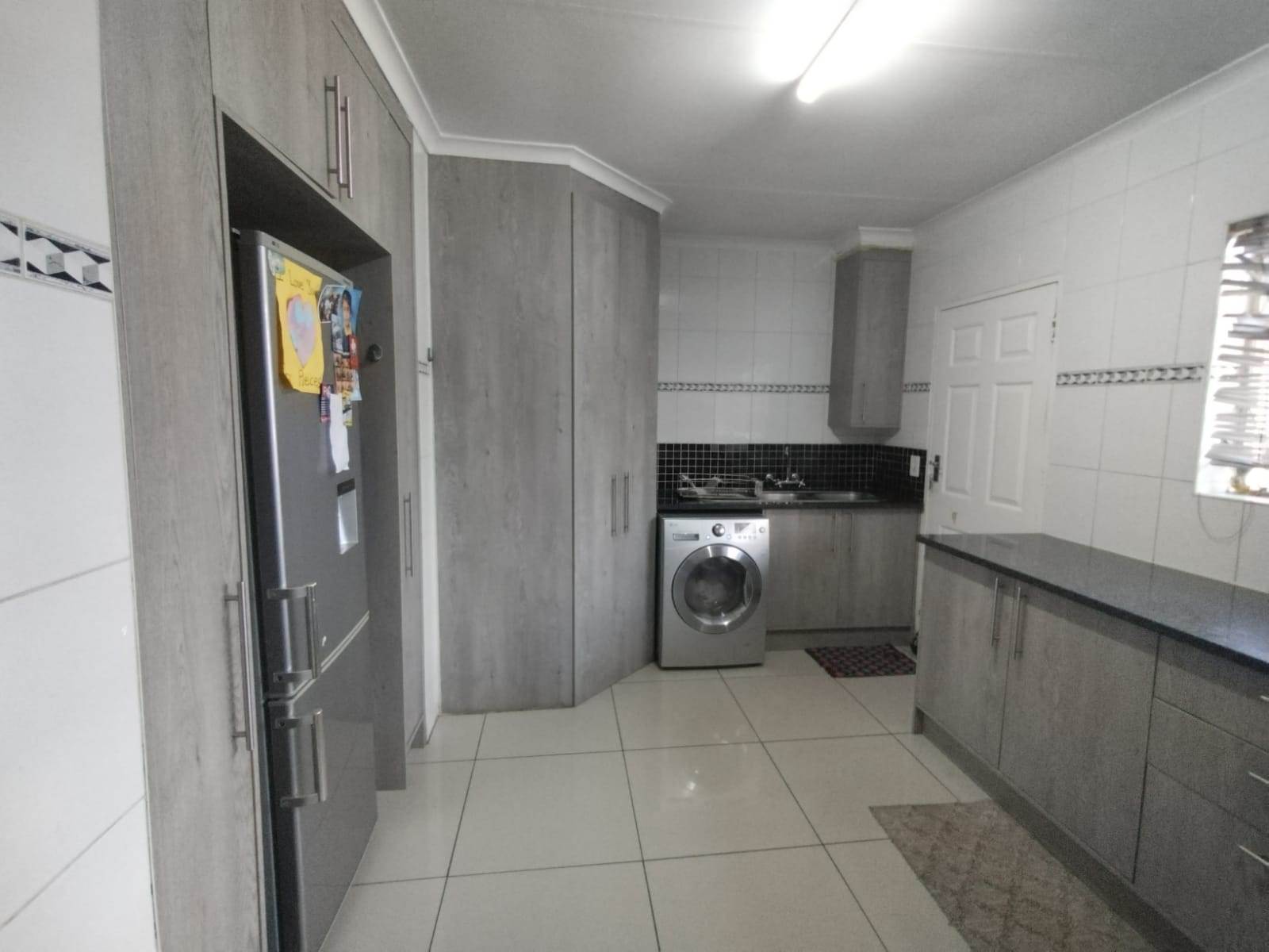 3 Bed House in Glen Marais photo number 4