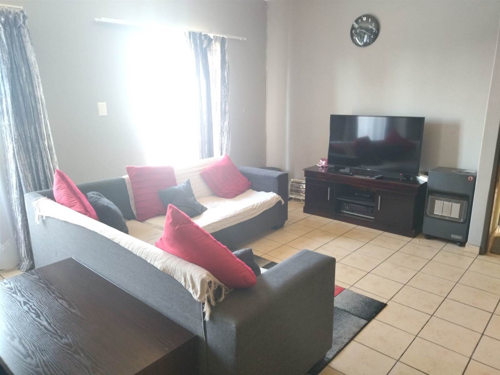 2 Bed Apartment in Brakpan North photo number 2