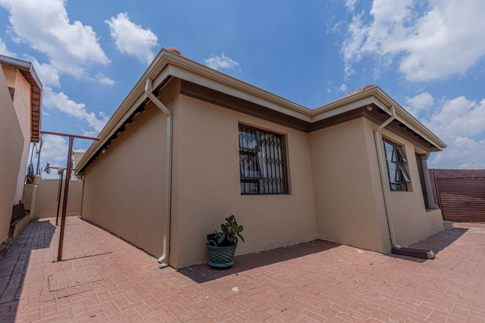 3 Bed House in Kagiso photo number 3