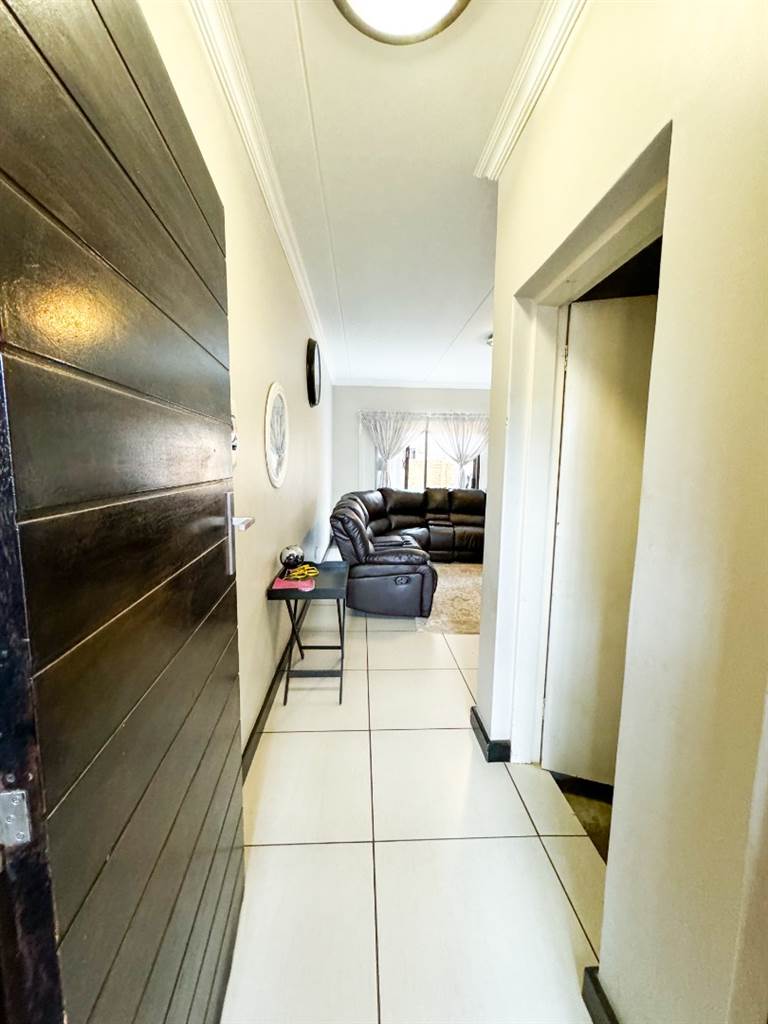 3 Bed Apartment in Rooihuiskraal photo number 6