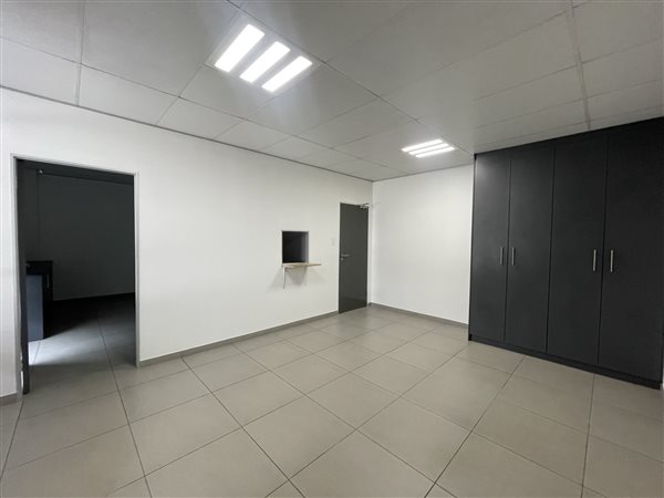 99  m² Commercial space