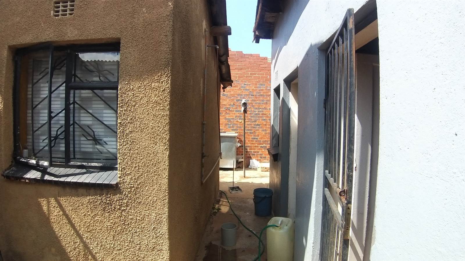 2 Bed House in Soweto Central photo number 11
