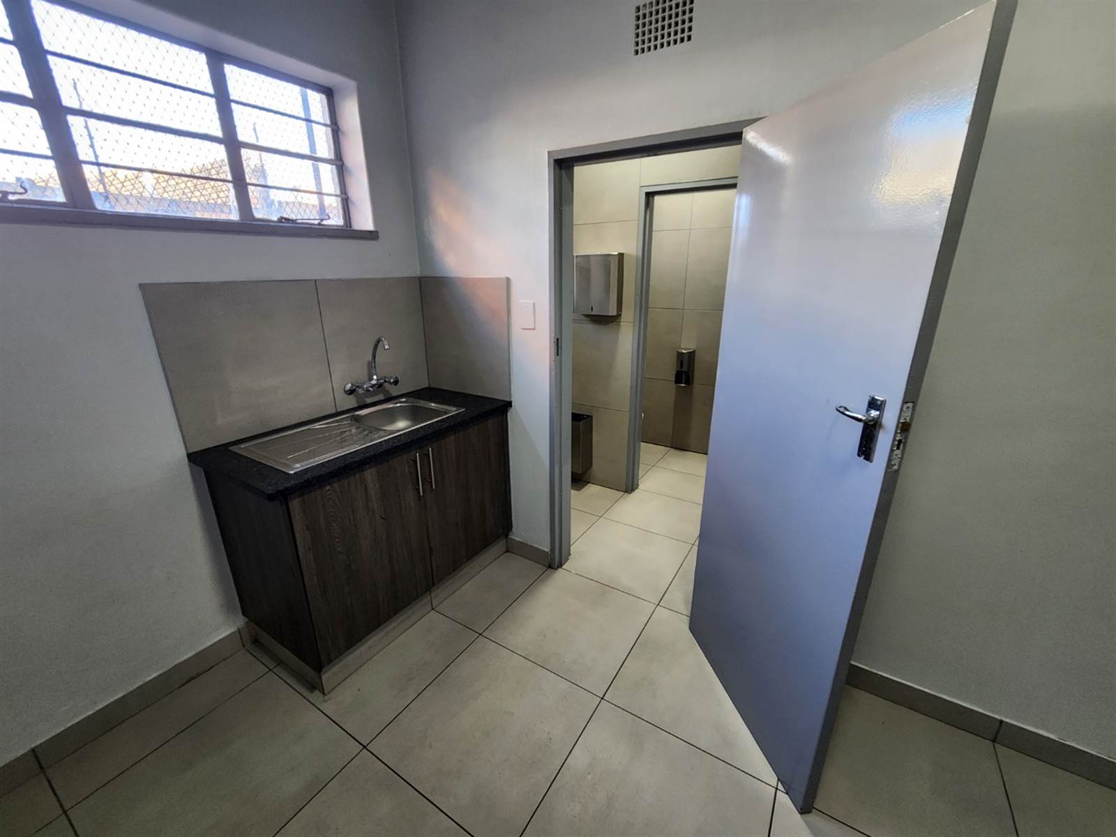 1070  m² Commercial space in Klerksdorp photo number 11