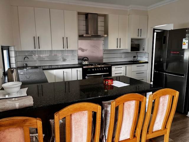 4 Bed House in Waterkloof Ridge photo number 16