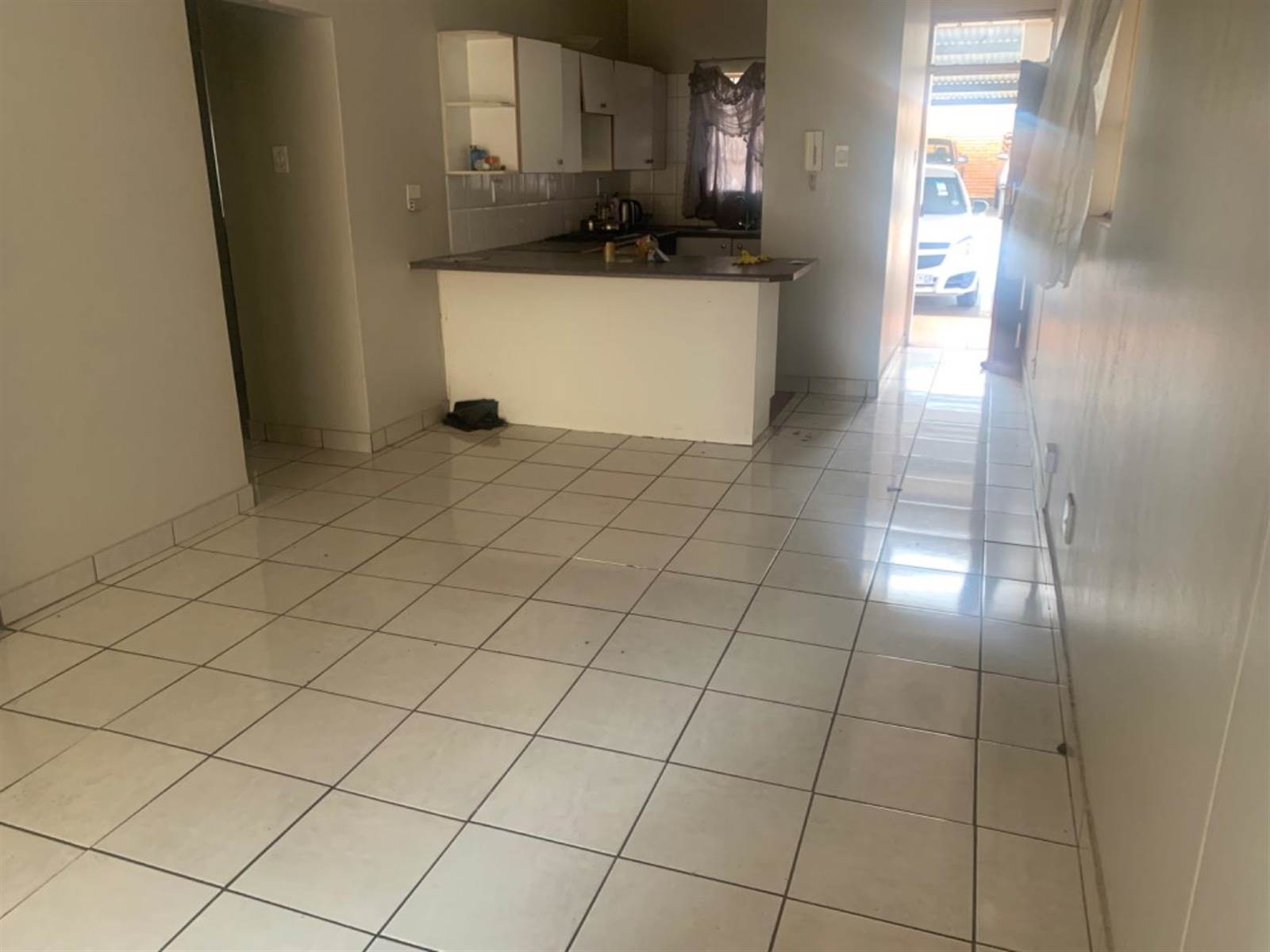 2 Bed Apartment in Menlyn photo number 4