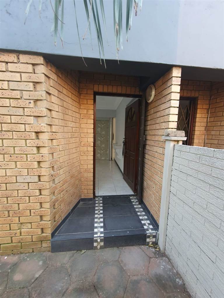 3 Bed Townhouse in Athlone Park photo number 24