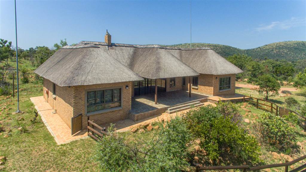 3 Bed House in Mabalingwe Nature Reserve photo number 2