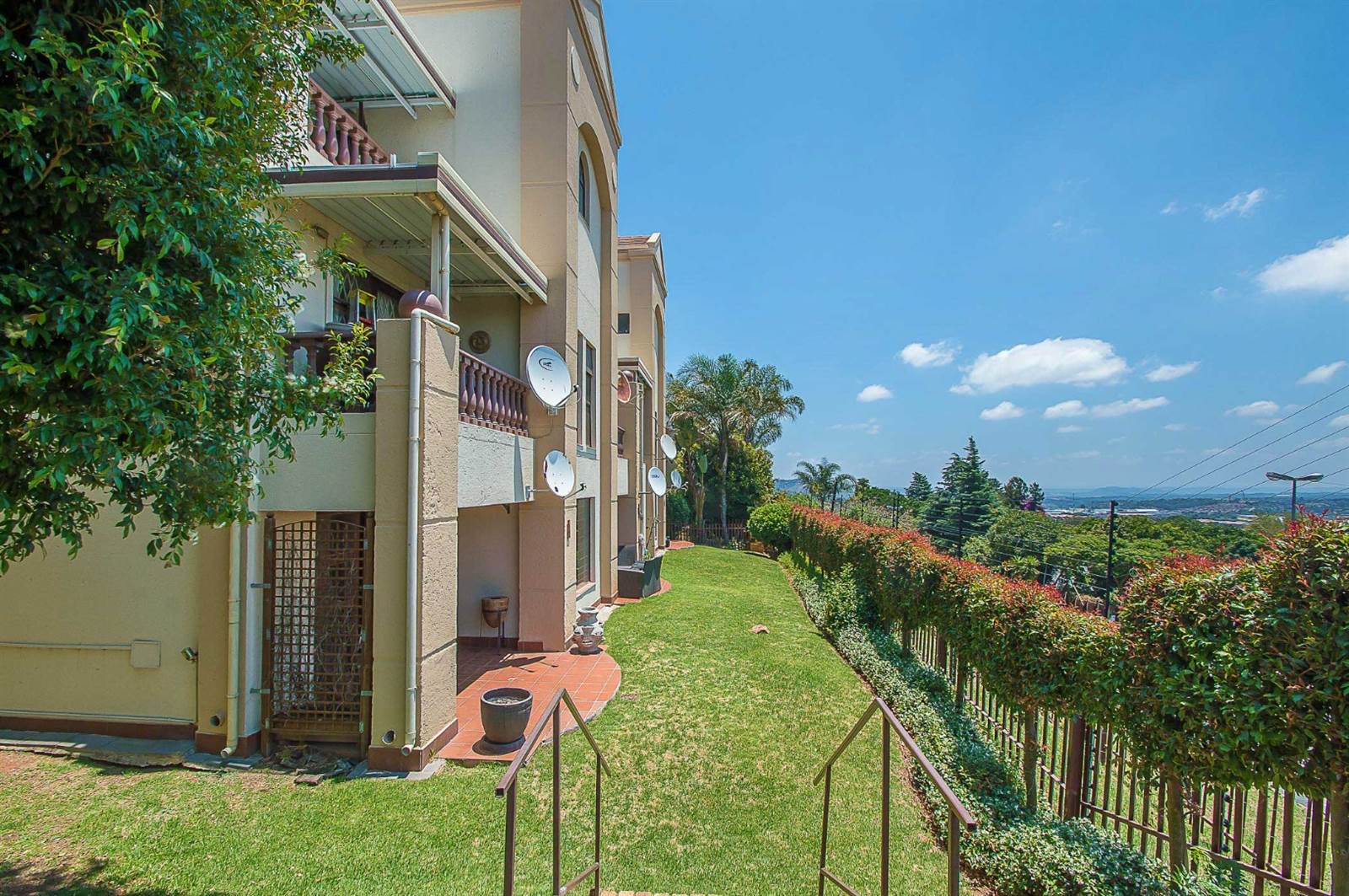 2 Bed Apartment in Constantia Kloof photo number 19