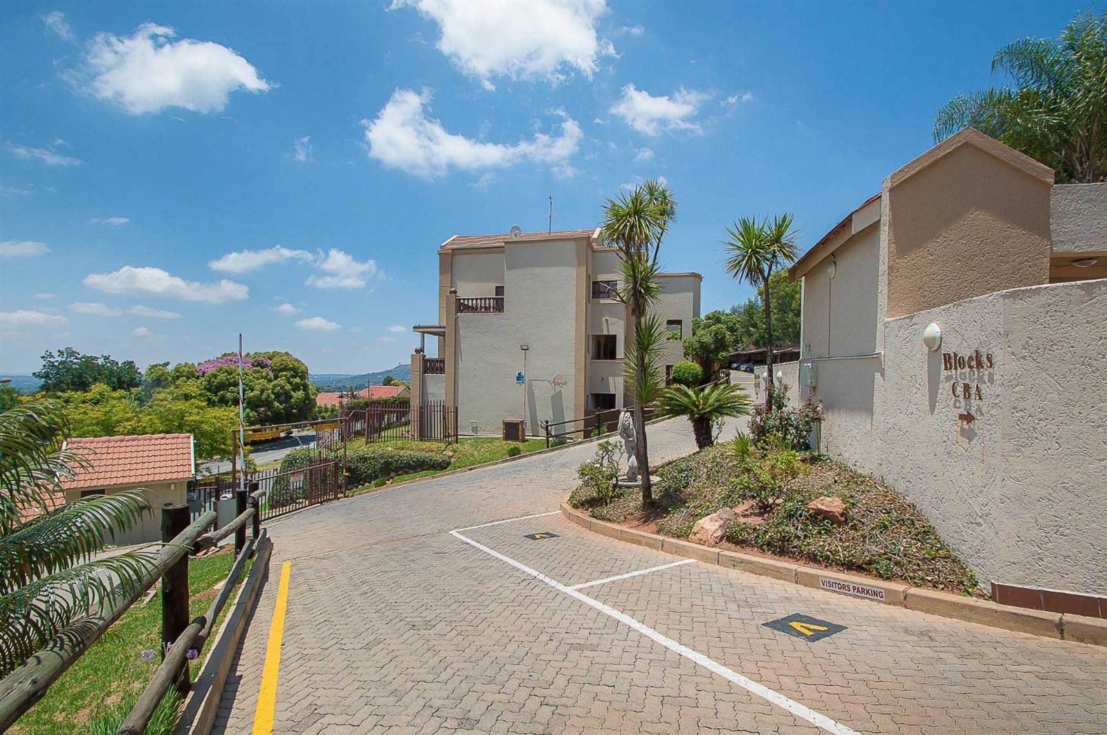 2 Bed Apartment in Constantia Kloof photo number 2