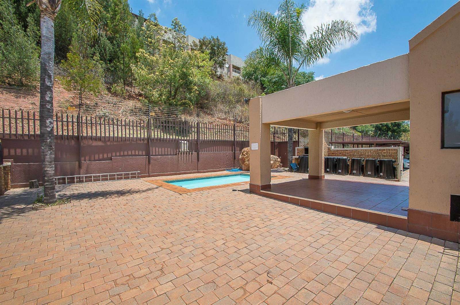 2 Bed Apartment in Constantia Kloof photo number 4