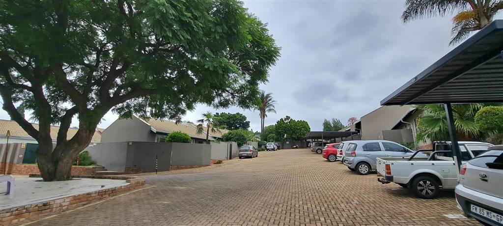 2 Bed Townhouse in Sundowner photo number 11