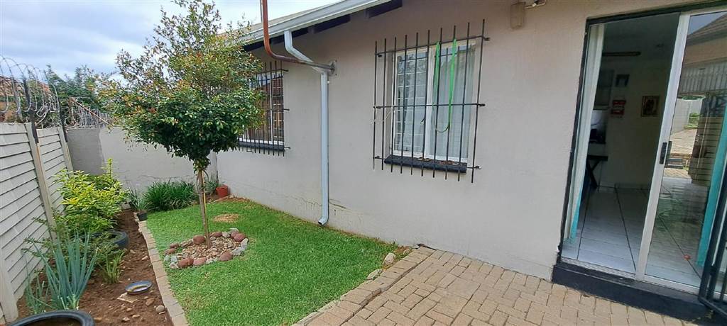 2 Bed Townhouse in Sundowner photo number 10