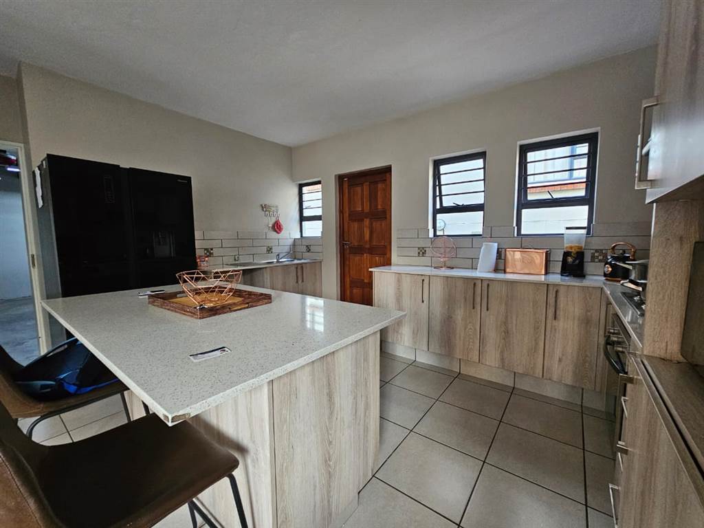 2.5 Bed Townhouse in Waterkloof East photo number 6