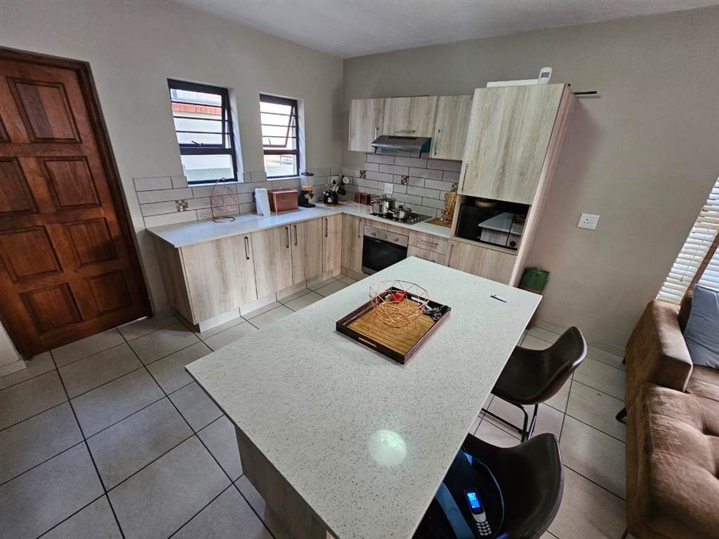 2.5 Bed Townhouse in Waterkloof East photo number 7