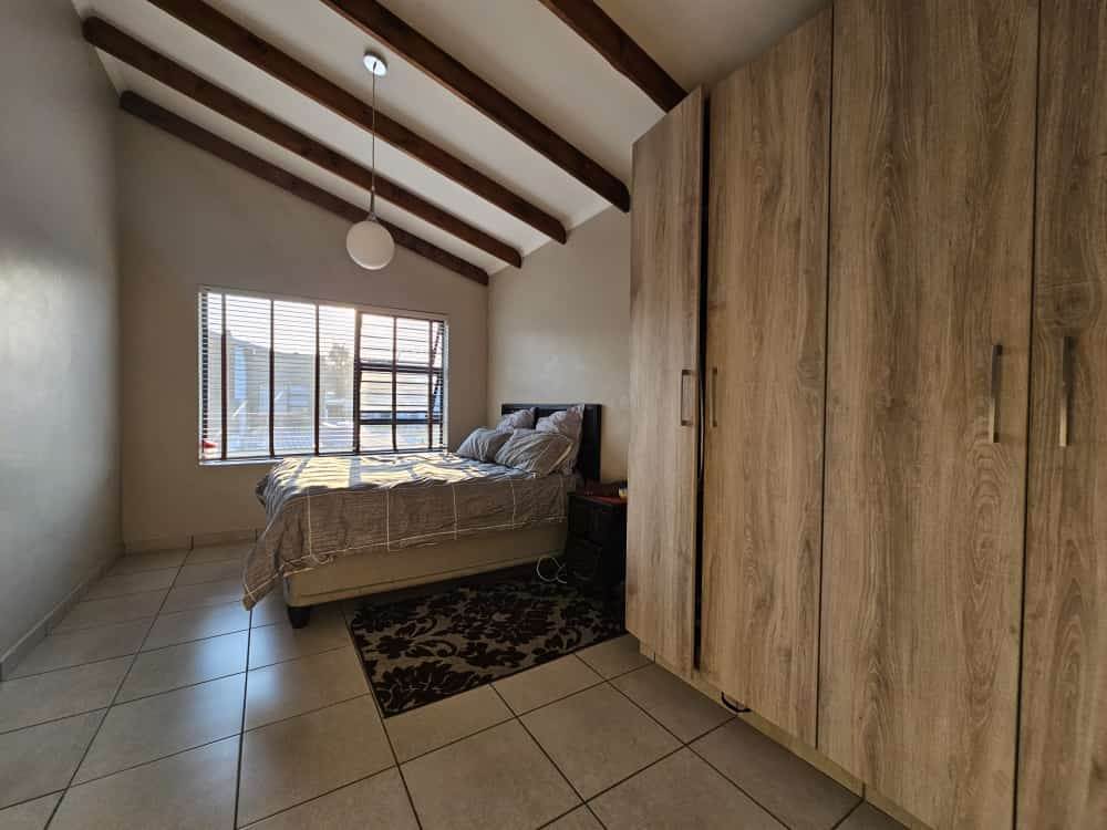 2.5 Bed Townhouse in Waterkloof East photo number 9