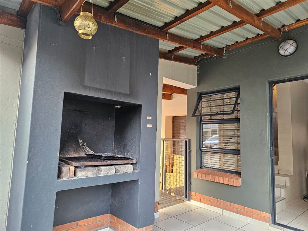 2.5 Bed Townhouse in Waterkloof East photo number 15