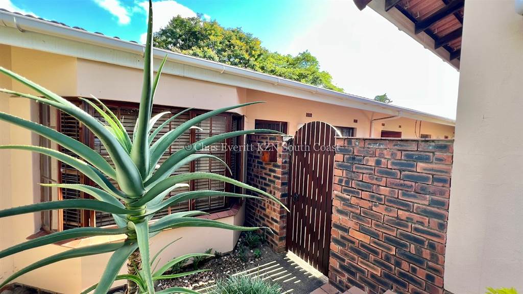 3 Bed Townhouse in Umtentweni photo number 3