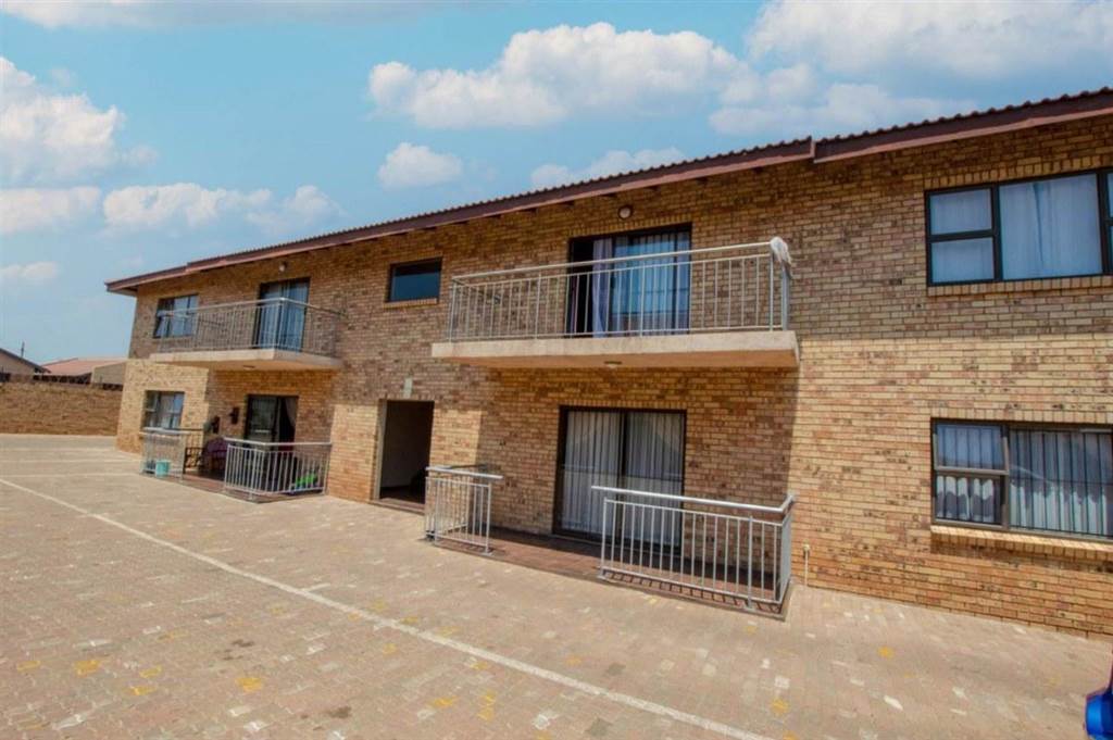 2 Bed Townhouse in Lenasia South photo number 15